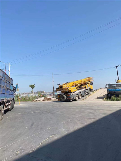 新平25吨吊车的租赁价格大概是多少？