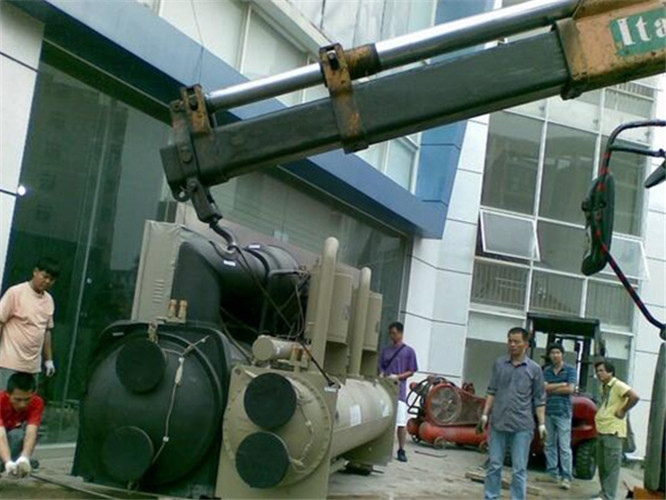 新平随车吊和汽车吊的核心区别是什么？哪种更省钱？