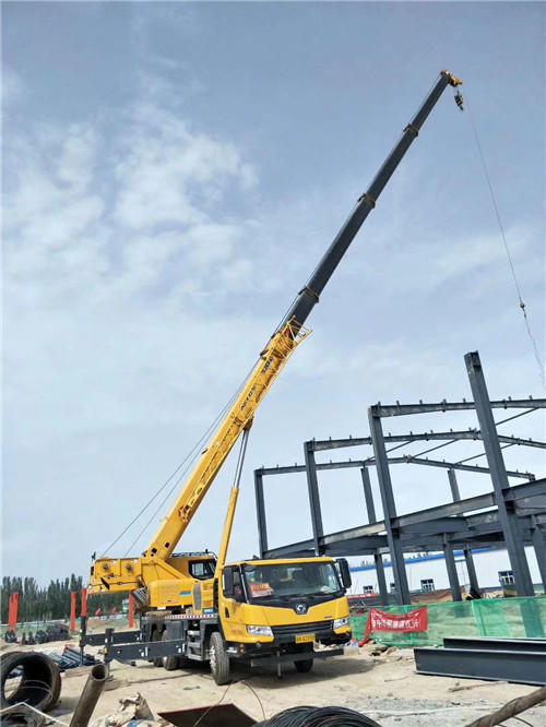 新平超高层建筑钢结构吊装案例